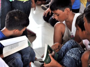 Fra bibelutdeling på en sommerleir for ungdom på Cavite, Filippinene